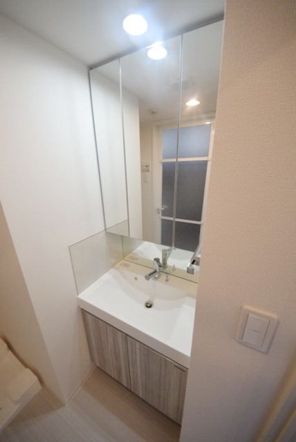 洗面設備　★三面鏡の独立洗面台です★