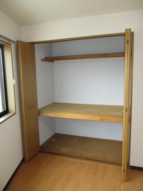 収納　中段・天棚付きの収納です☆