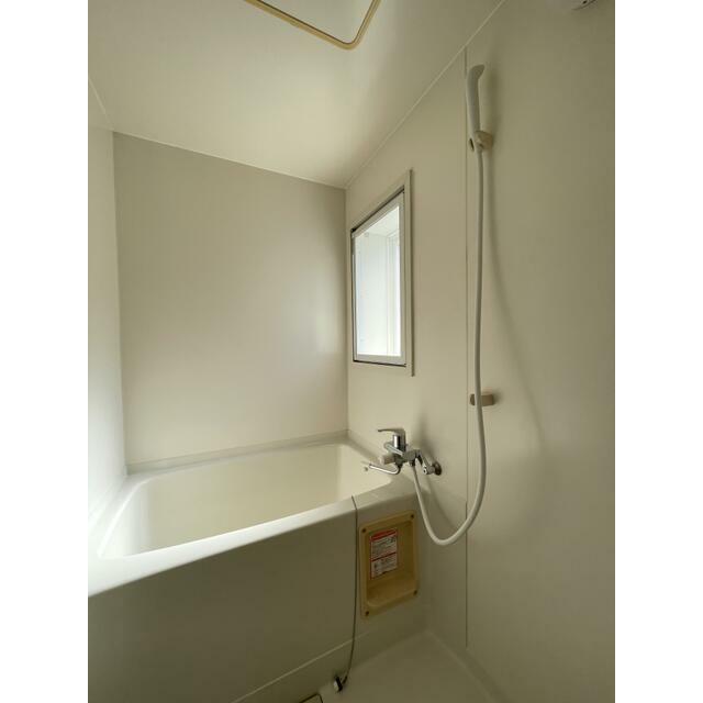 バス・シャワールーム　窓も付いており換気も可能となります