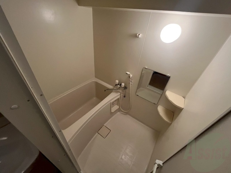 バス・シャワールーム　お風呂です。少し狭いですがシャワーするには十分ですね。