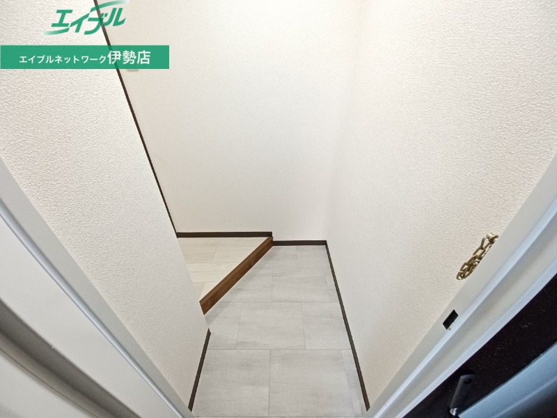 玄関　同物件別部屋写真