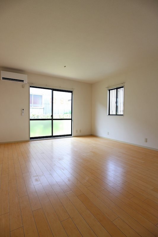 居室・リビング　※別号室の写真です。