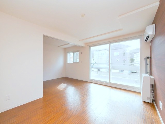 居室・リビング　大きな窓の明るいリビング♪