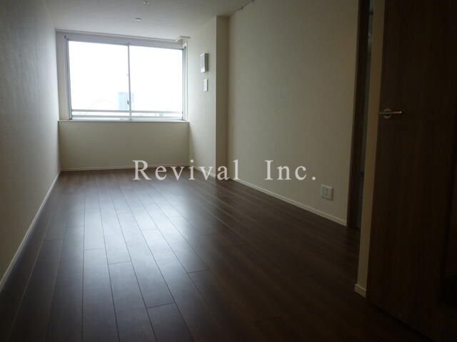 居室・リビング　床暖房付きの明るいリビングでございます