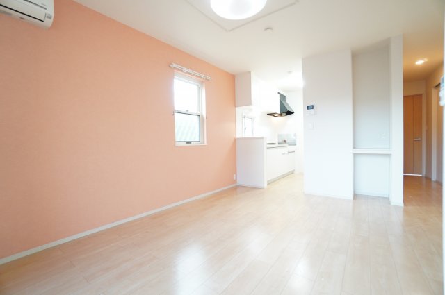 居室・リビング　※同物件・反転タイプの写真です。