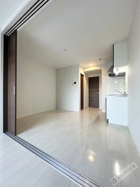 居室・リビング　明るい色の床はオシャレを引き立てます♪♪