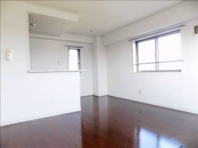 居室・リビング　窓が多く、明るいお部屋です