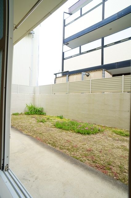 バルコニー　リビング前にはバルコニー兼庭があります。