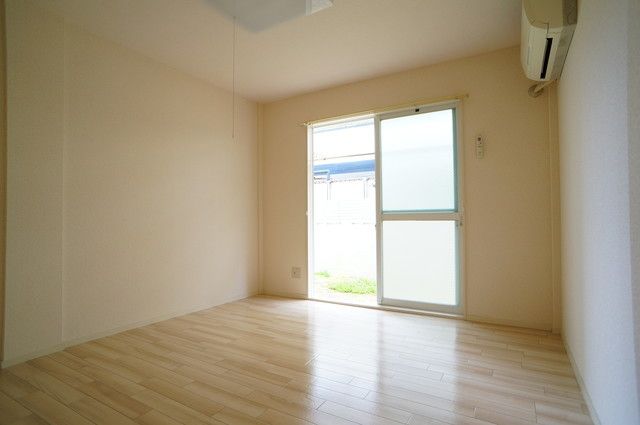 その他部屋・スペース　白を基調とした明るい印象のリビングです。