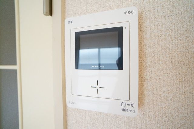 セキュリティ　モニタ付きドアホンで室内にいながら来訪者を確認できます。