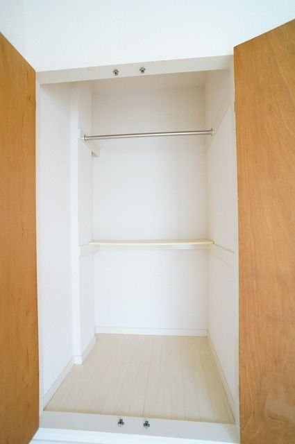 収納　パイプハンガー付きクローゼットです。奥行きもあります。