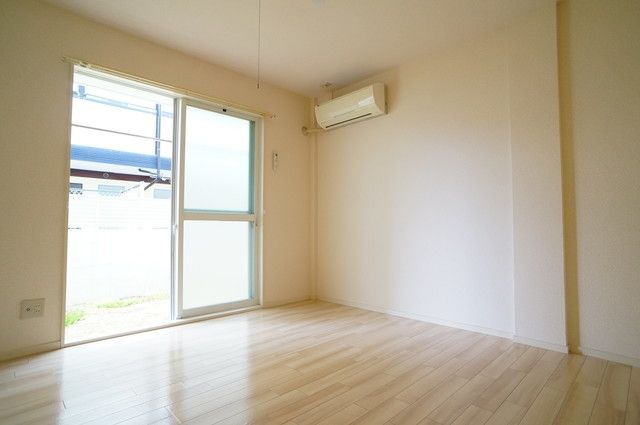 居室・リビング　前面の建物と距離があるので光が程よく入ります。