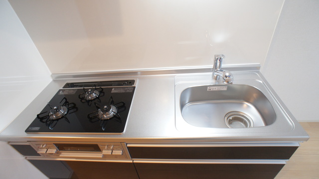 キッチン　お料理好きにはオススメのグリル付３口システムキッチン設置済♪