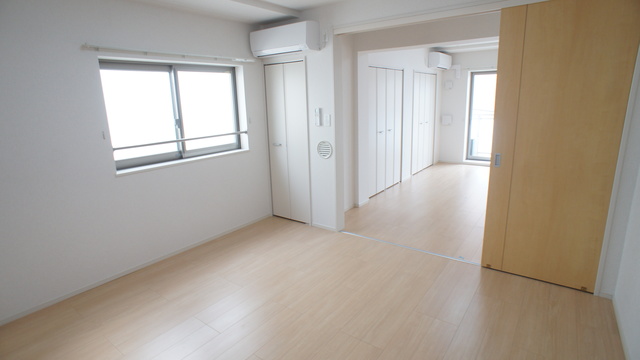 居室・リビング　ダイニングテーブルを置いたり自由にレイアウトできます☆