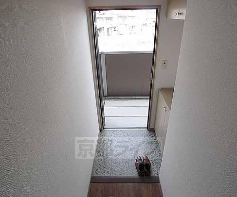 玄関　下駄箱付き。玄関もすっきり。