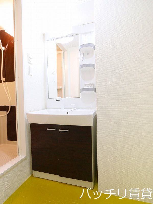 洗面設備　画像は別号室イメージの為、現況を優先いたします。