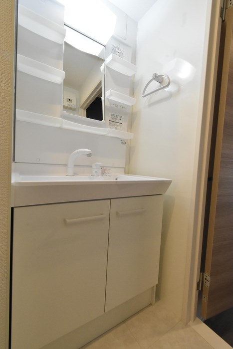 洗面設備　朝の身支度も楽々の独立洗面化粧台♪洗濯置き場もあります