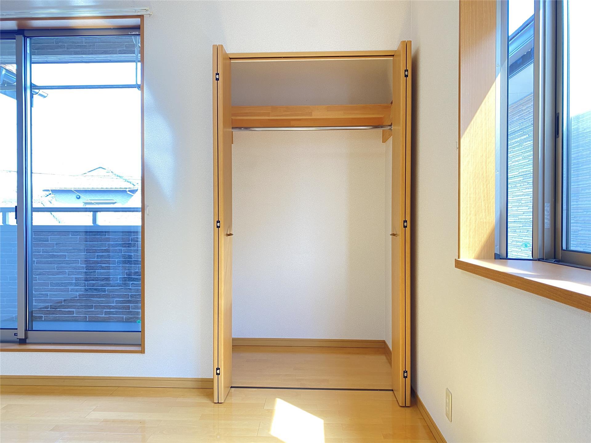 収納　ハンガーパイプ付きの収納です♪