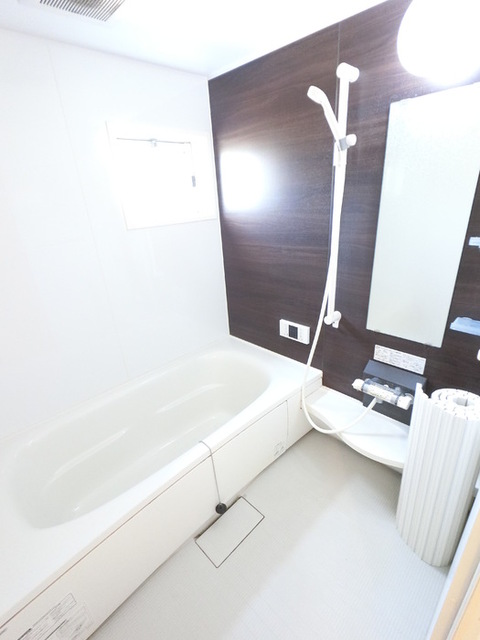 バス・シャワールーム　大きい浴槽なので、お風呂好きにはピッタリです。