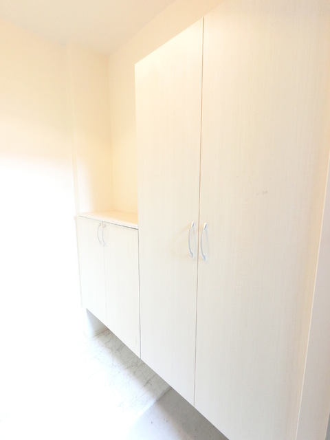 玄関　飾り棚付シューズボックスです。