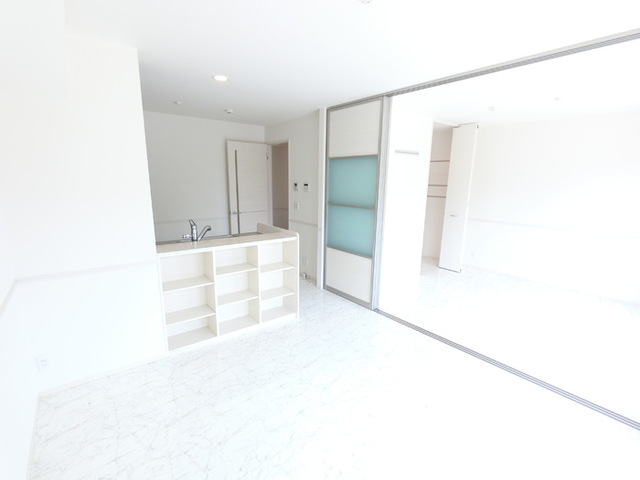 居室・リビング　おしゃれな大理石調フロアです。