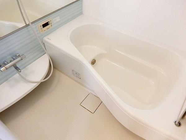 バス・シャワールーム　浴室乾燥機、追焚機能付の広々バスルーム！