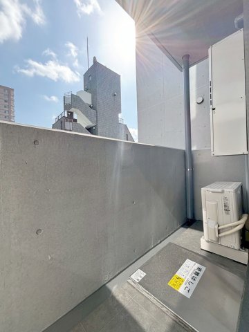 バルコニー　暖かな日差しのふりそそぐバルコニー