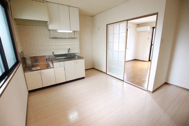 居室・リビング　採光の入るダイニングキッチン６帖