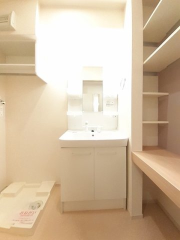 洗面設備　明るい洗面所です