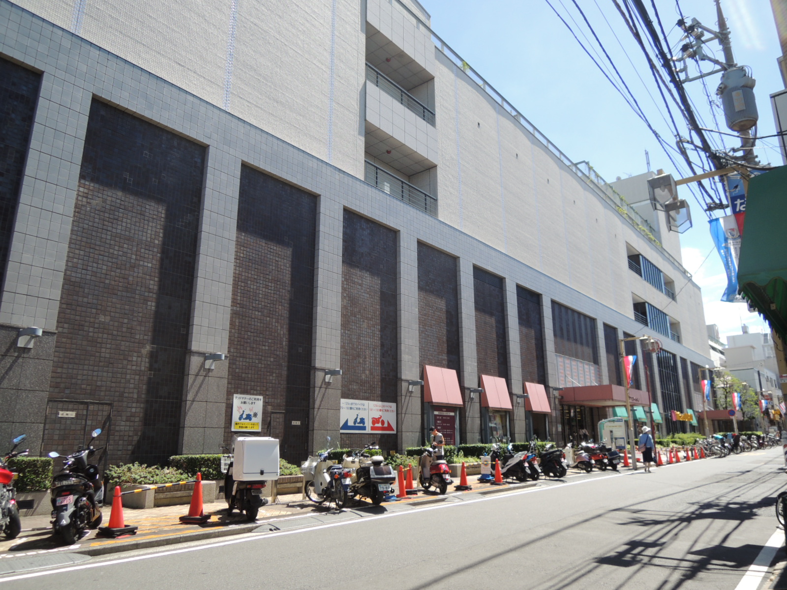 ショッピングセンター　ユニクロ日吉東急アベニュー店（ショッピングセンター）まで486m