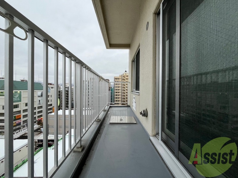 バルコニー　バルコニー。洗濯物がはかどりそうな広さがありますよ。