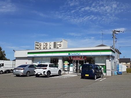 コンビニ　ファミリーマート（コンビニ）まで450m