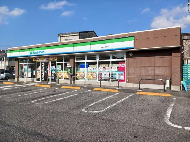 コンビニ　ファミリーマート　千葉小深店（コンビニ）まで557m