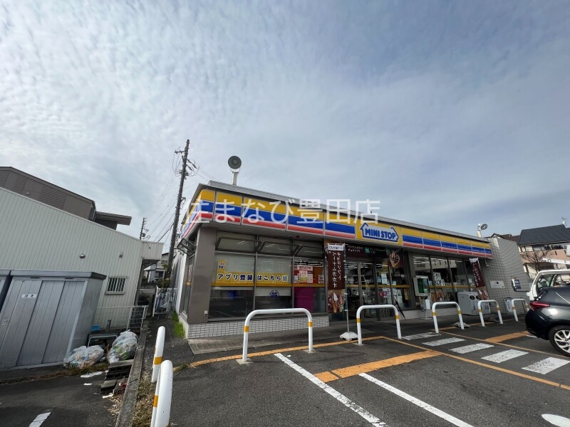 ドラックストア　スギ薬局東郷西店（ドラッグストア）まで647m