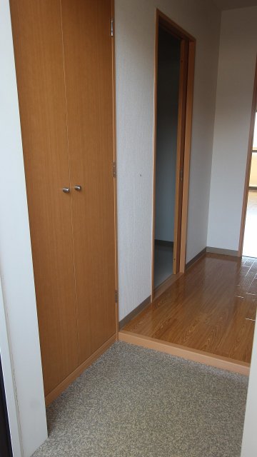 玄関　同物件別号室のものです。