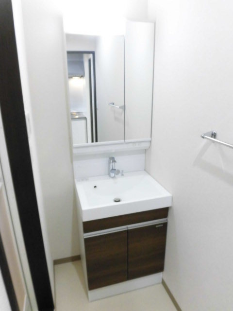 洗面設備　洗面台は独立しているので朝の支度に便利です。