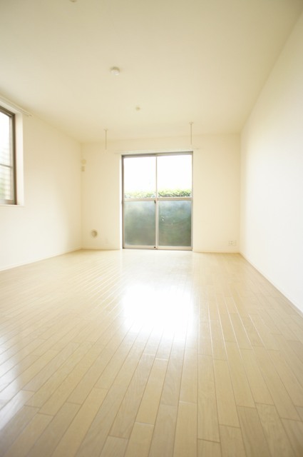 居室・リビング　清潔感溢れるフローリング調