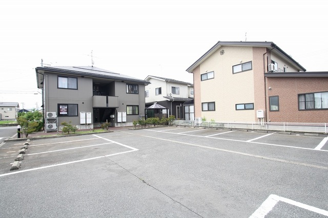 駐車場　建物正面駐車場