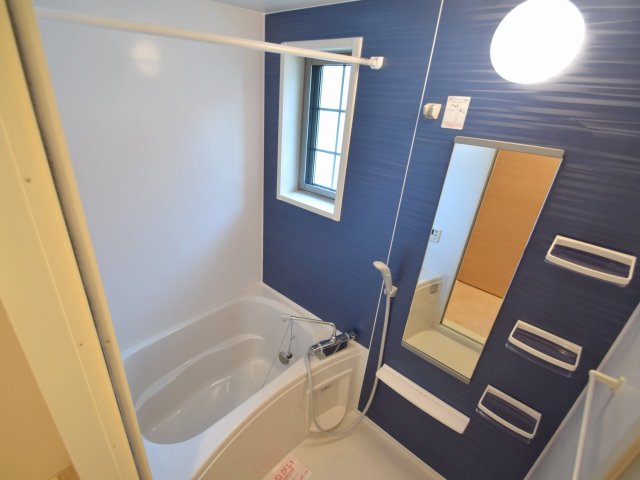 バス・シャワールーム　追い焚き機能付き！窓付き♪