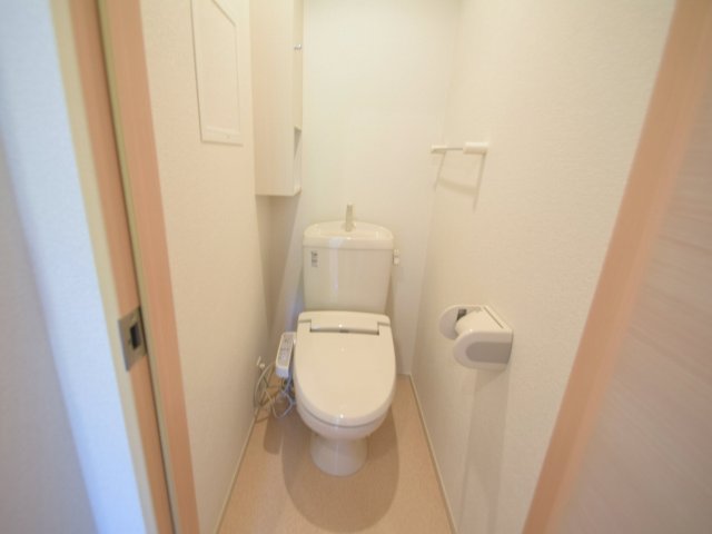 トイレ　温水洗浄便座付きのトイレです♪