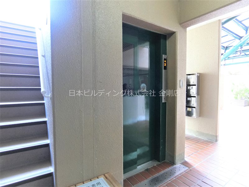 エントランス　エレベーター、階段