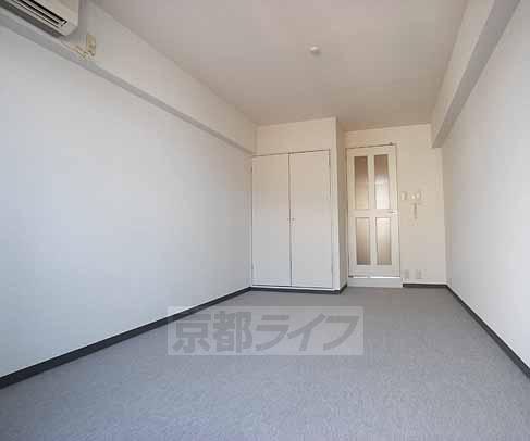 居室・リビング　ジュウタンとウッドタイルのお部屋がございます。