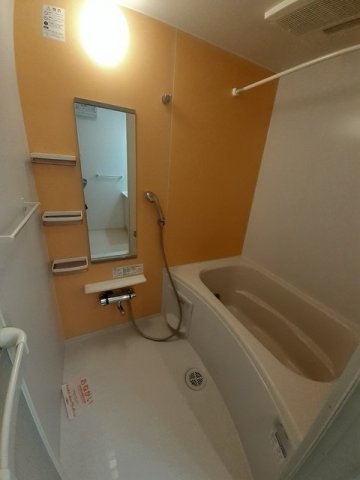 バス・シャワールーム　追い焚き・浴室乾燥機付きのお風呂です♪