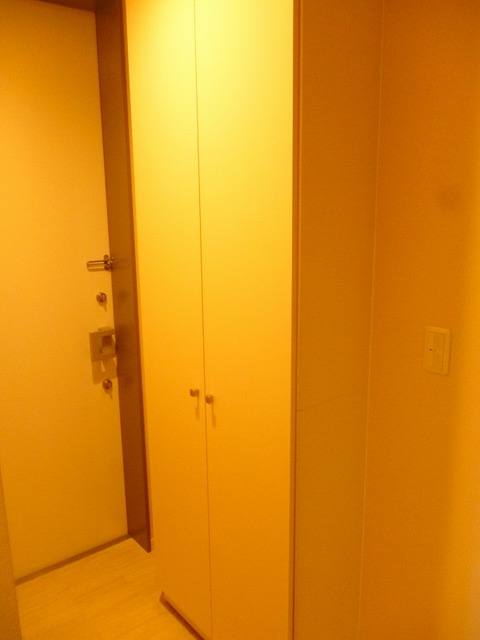 玄関　背の高いシューズボックス