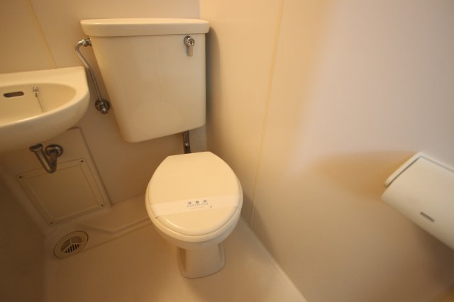 トイレ　同物件別号室のものです。