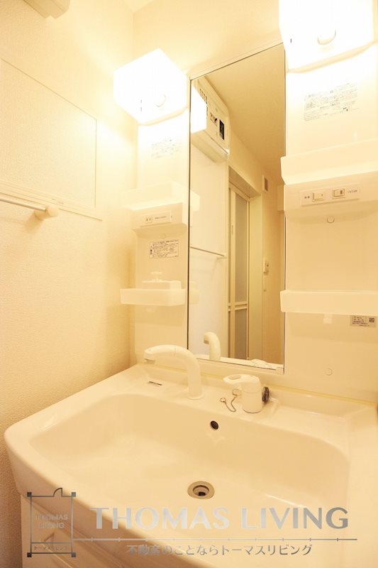 洗面設備　シャワー付きの独立洗面台です。