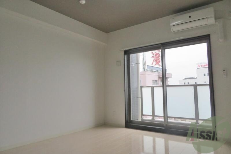 居室・リビング　お部屋は７．５帖の東向き、大きな窓があるので日が入ります。