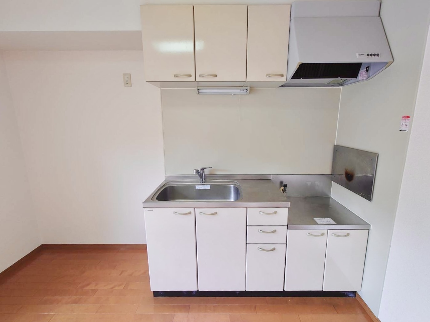 キッチン　キッチン部分・白が基調の、清潔感あるオープンキッチンです♪