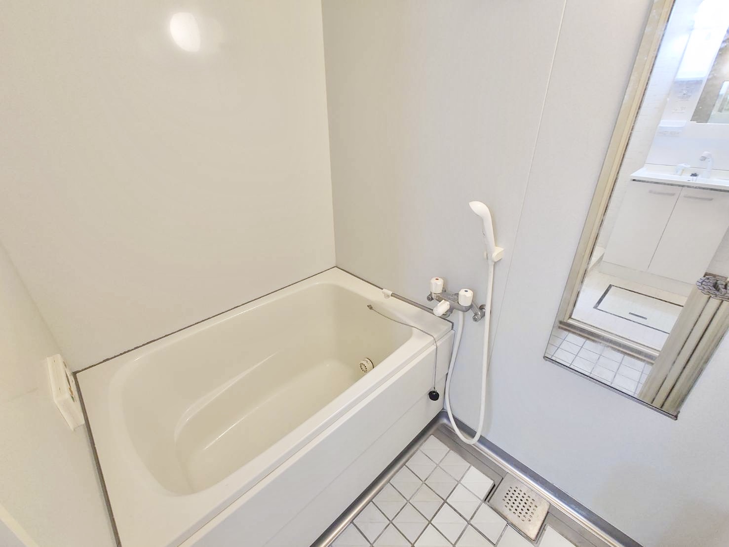 バス・シャワールーム　お風呂部分・ミラー＆シャワー付きのきれいな浴室です♪