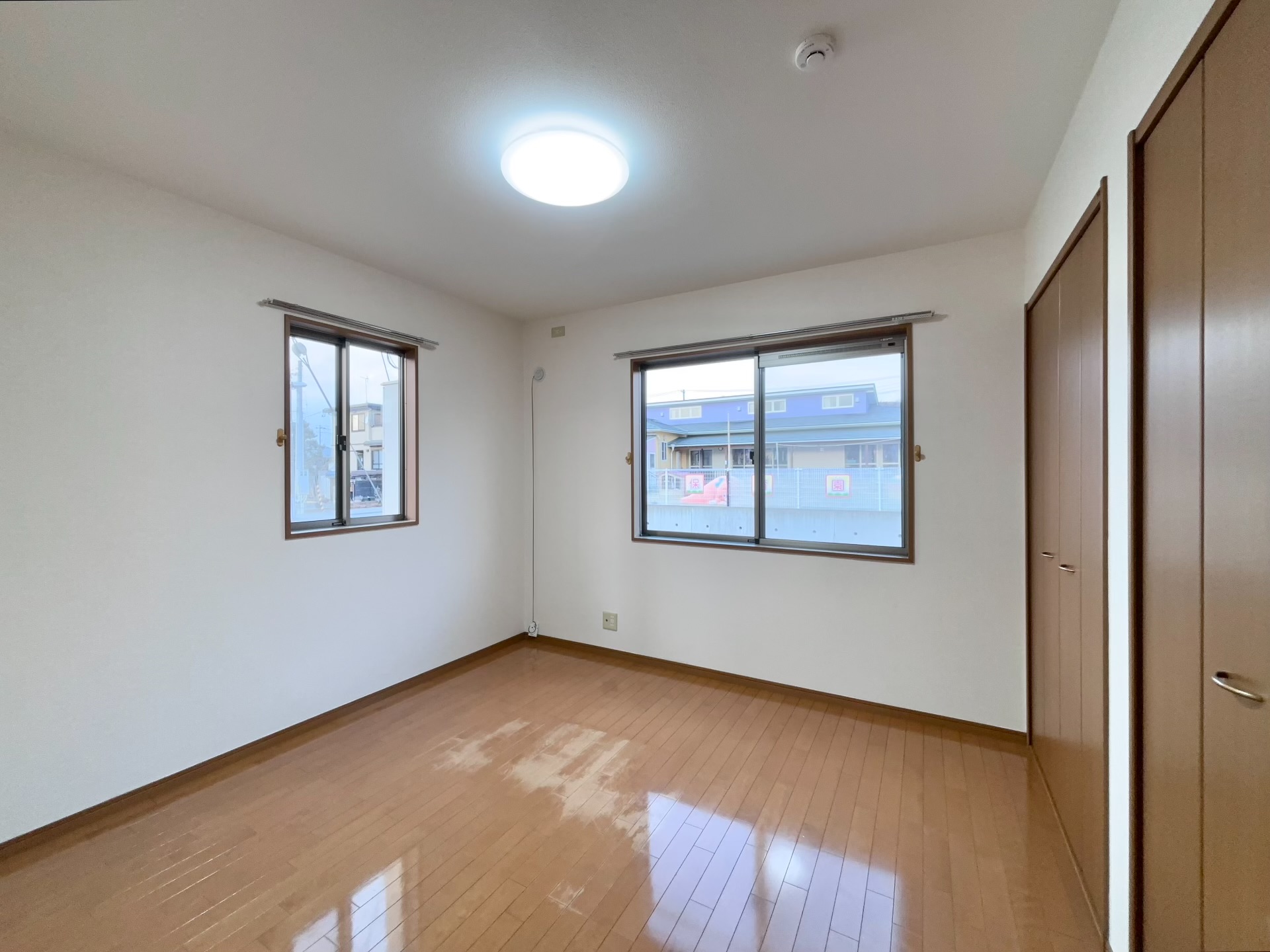 その他部屋・スペース　洋室部分・大容量の収納付き♪二面採光の明るいお部屋です。